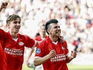 PSV's Mexican forward #27 Hirving Lozano (R) celebrates after scoring PSV's sixth goal with PSV's Dutch midfielder #31 Tygo Land (L) during the Dutch Eredivisie football match between PSV Eindhoven and Vitesse Arnhem at the Phillips stadium, in Eindhoven, on April 13, 2024. (Photo by MAURICE VAN STEEN / ANP / AFP) / Netherlands OUT