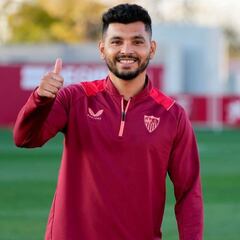 El motivo por el que peligra la permanencia del Tecatito Corona en Sevilla