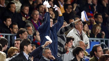 Imagen de archivo de una pañolada en el Camp Nou.