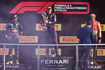 Sergio Pérez, Max Verstappen y Carlos Sainz en el podio del Gran Premio de Italia.