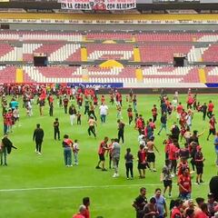 Invasión de cancha en entrenamiento del Atlas