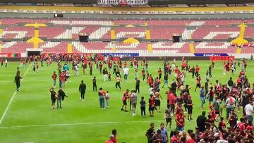 Invasión de cancha en entrenamiento del Atlas