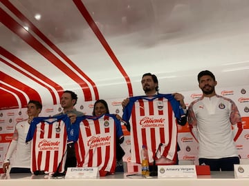 Chivas ya luce los colores de Caliente en el pecho