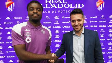 Valladolid. 12/7/2023. Estadio Zorrilla. Presentación del jugador del Real Valladolid Enzo Boyomo en el césped de Zorrilla y posterior rueda de prensa junto a Fran Sánchez, director deportivo Del Real Valladolid. Photogenic/Miguel Ángel Santos