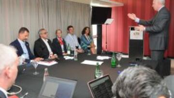 Terrence Burns, a la derecha, en una sesión con el Príncipe, Alejandro Blanco, Theresa Zabel, Víctor Sánchez y Ana Botella.