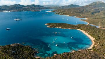 Playa de piedra rojiza y arena rubia, orientada hacia el Parque Nacional del Archipiélago de La Maddalena, un paraíso ecológico por la pureza de sus aguas y su abundante fauna acuática.