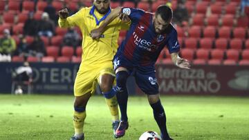 GRA490. HUESCA, 01/12/2016.- El defensa serbio del Huesca Rajko Brezancic (d) disputa un balón con el centrocampista marroquí Nabil El Zhar (i), de Las Palmas, durante el partido frente de ida de dieciseisavos de final de la Copa del Rey que se juega hoy en campo de El Alcoraz, de Huesca. EFE/Javier Blasco