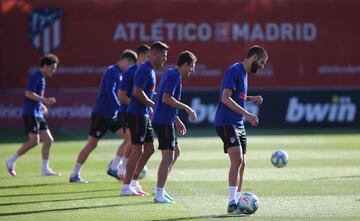 Seis futbolistas del Atlético con balón en la sesión del Atlético.