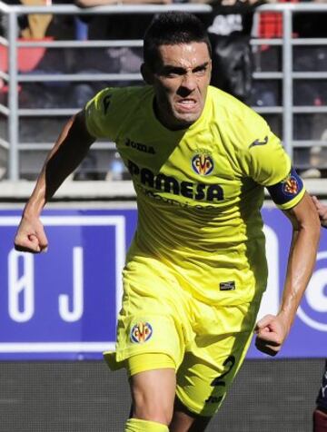 Comenzó en el 2004 en las categorías inferiores del Villarreal. Debutó con el primer equipo en la temporada 2006/07 siguiendo en activo hasta la fecha. Es el futbolista que más partidos ha jugado con el Villarreal, un total de 372 encuentros oficiales. 