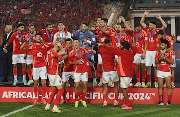 Los jugadores del Al Ahly celebran su pase a la semifinal de la Copa Intercontinental y la conquista de la Copa África-Asia-Pacífico de la FIFA.