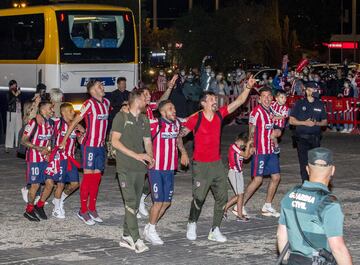 Seguidores y jugadores del Atltico celebran LaLiga