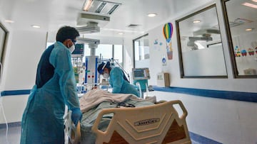 A nurse checks the intubation of a patient infected with COVID-19 at the Intensive Care Unit (UCI) of the Guillermo Grant Benavente Hospital in Concepcion, Chile, on April 12, 2021. - An increasing COVID-19 death toll is leaving the Chilean healthcare sys