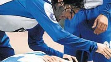 <b>MATADOR. </b>Walter Pandiani recibe el saludo de los suyos tras marcar el gol.