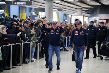 Los campeones de coches del Dakar 2018 llegaron al aeropuerto de Madrid en medio de una gran expectaci¨®n y de decenas de seguidores que les vitorearon a su llegada.