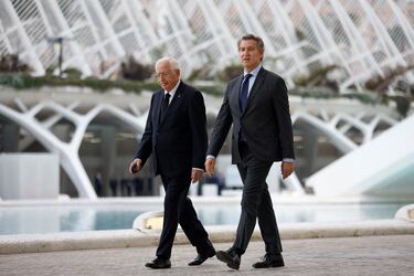 El líder de la oposición española y presidente del Partido Popular, Alberto Núñez Feijóo, entra en la Ciudad de las Artes y las Ciencias para asistir al funeral de Estado en el primer aniversario de las graves inundaciones en Valencia.
