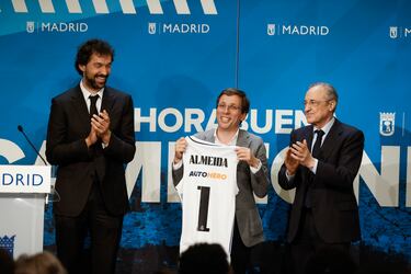 El alcalde de Madrid, José Luis Martínez Almeida, el presidente del Real Madrid, Florentino Pérez, y el capitán del Real Madrid de baloncesto, Sergio Llull,