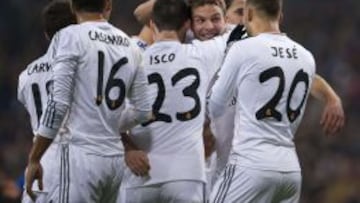 Illarramendi es felicitado por sus compa&ntilde;eros tras su gol.