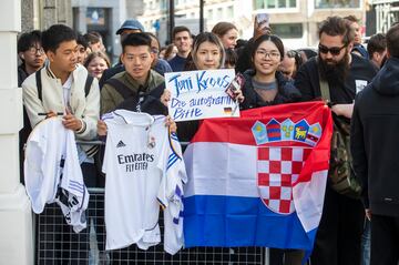 Un multitud recibió al equipo madridista a su llegada al hotel.