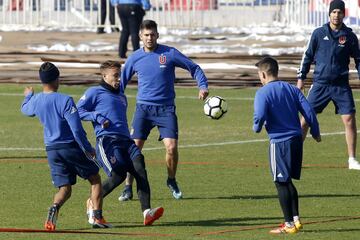 Hinchas de Universidad de Chile realizan el tradicional Banderazo previo al Superclásico. En la fotografía Francisco Arancibia.