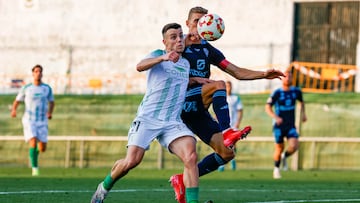 Álex Guti disputando un duelo ante González en El Palmar en la tarde de hoy.