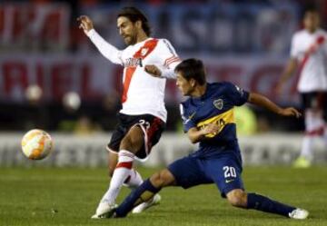 Leonardo Ponzio le intenta quitar el balón a Andrés Cubas.