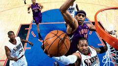 Allen Iverson trata de dejar una bandeja ante Vince Carter.