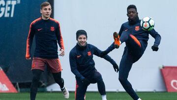 Dembélé, con Digne y Rakitic en un entrenamiento.