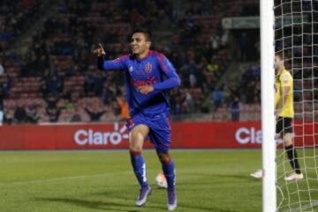 El jugador de Universidad de Chile, Juan Andres Leiva centro, celebra su gol contra San Luis durante el partido amistoso en el estadio Nacional de Santiago, Chile.