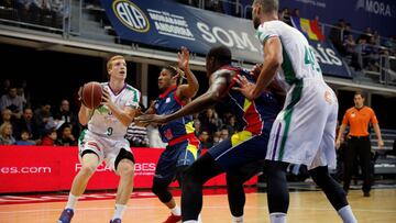 GRAF1836. ANDORRA LA VELLA (ANDORRA), 19/11/2017.- El base del Unicaja Alberto D&iacute;az (i) intenta lanzar el bal&oacute;n ante la oposici&oacute;n de los jugadores del MoraBanc Andorra, el franc&eacute;s Andrew Albicy y el senegal&eacute;s Moussa Diagne durante el partido correspondiente a la novena jornada de la Liga Endesa disputado hoy en el Polideportivo de Andorra. EFE/Fernando Galindo