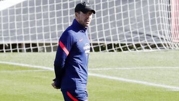 Simeone, en un entrenamiento previo al Levante. Savic regresa a la lista.