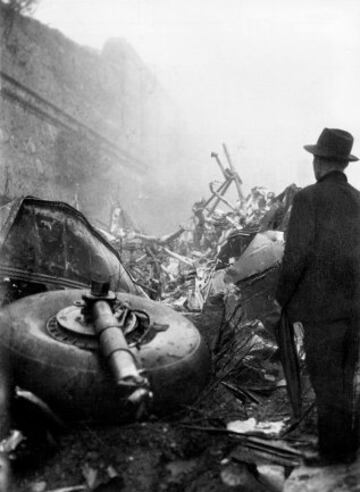 El 4 de mayo de 1949, el avión que trasladaba al Torino después de disputar un partido en Lisboa ante el Benfica se estrelló a causa de la niebla contra el muro de la basílica de Superga. El impacto dejó 31 muertos, la mayoría de ellos jugadores del Torino y miembros de la directiva del equipo. También periodistas que acompañaban al equipo. No hubo supervivientes en el accidente.