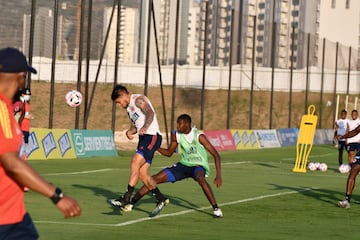 La Selección Colombia continúa trabajando en la sede de la Federación Colombiana de Fútbol en Barranquilla bajo el mando del técnico Reinaldo Rueda. Tras la atención a la prensa, el grupo conformado por jugadores del FPC hizo trabajo en espacio reducido, fútbol y trabajo de arqueros.