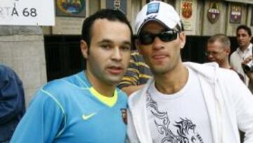 <b>ÍDOLO. </b>Iniesta ocupa ya un lugar destacado entre las preferencias de los hinchas del Barça. Ayer posó junto a varios de ellos, en los alrededores de La Masia, tras el entrenamiento.