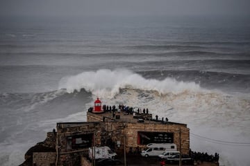 Una ola gigante rompe frente al faro en Praia do Norte, Nazaré (Portugal) el 25 de febrero del 2022.