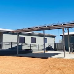 Prohíben a un hombre con un ataque cardíaco entrar a un centro médico y lo atienden en un pub