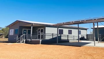 Prohíben a un hombre con un ataque cardíaco entrar a un centro médico y lo atienden en un pub