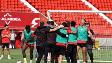 Los jugadores del Almería, en un entrenamiento.