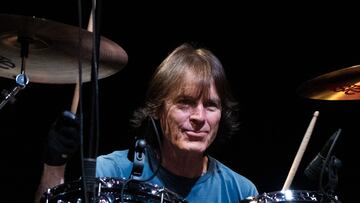 Jody Stephens, el único miembro vivo del mítico grupo de power pop Big Star, en una actuación.