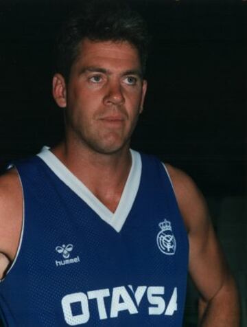Mark McNamara, de 2,11 metros, jug車 en el Real Madrid de baloncesto.