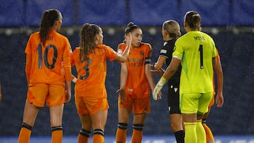 London (United Kingdom), 08/10/2024.- Olga Carmona of Real Madrid (C) speaks to Referee Ivana Martincic (2-R) during during the UEFA Women's Champions League match Chelsea FC Women and Real Madrid Femenino, in London, Britain, 08 October 2024. (Liga de Campeones, Reino Unido, Londres) EFE/EPA/TOLGA AKMEN