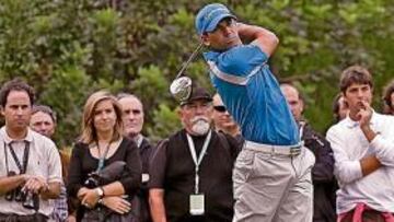 <b>VA LANZADO. </b>Sergio García golpea una bola en el día de ayer