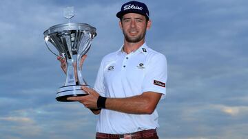 Lanto Griffin posa con el título de campeón del Houston Open en el Golf Club of Houston.