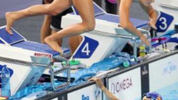 Mireia Belmonte, ayer por la mañana, lanzándose a la piscina del Sant Jordi por la calle 5.