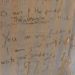 Encuentran un inquietante mensaje de hace 46 años al cambiar el empapelado de su nueva casa