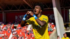 ALMERÍA, 28/10/2023.- El jugador de la U.D. Las Palmas Sory Kaba celebra un gol durante el partido ante la UD Almeria celebrado este sábado en el Power Horse Stadium de Almería. EFE / Carlos Barba
