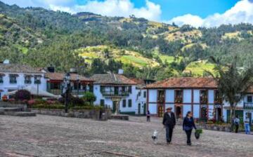 Balones colgados de los balcones, la estatua de un balón en la plaza del pueblo, un museo del balón, 20 fábricas de balones... está claro de qué vive el pequeño pueblo colombiano de Monguí.