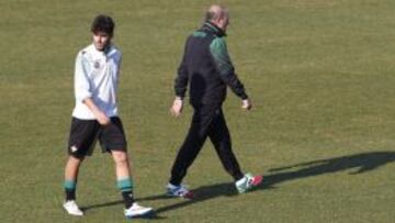 Pepe Mel, junto a Dani Ceballos durante un entrenamiento.