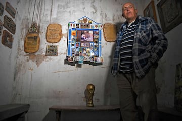 Visitamos la casa en la que vivió el astro argentino durante su etapa como futbolista del Argentinos Juniors (1978-1980) en el barrio de La Paternal en Buenos Aires. La vivienda se ha convertido en un curioso museo. En la foto, Alberto Pérez, director del Argentinos Juniors y dueño de la casa-museo.  