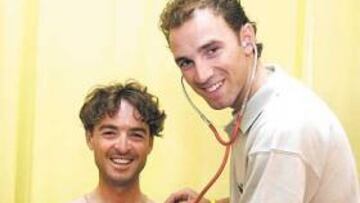 <b>TODO BIEN. </b>Alejandro Valverde bromea mientras examina el pecho a su compañero Paco Mancebo.