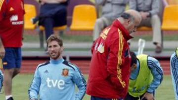Del Bosque, con Ramos y Llorente a su izquierda.